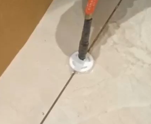 镇巴瓷砖空鼓维修公司专业解答瓷砖在铺贴过程中，如果没有涂抹均匀到位的粘结材料（如水泥砂浆或瓷砖胶），可能会导致以下问题